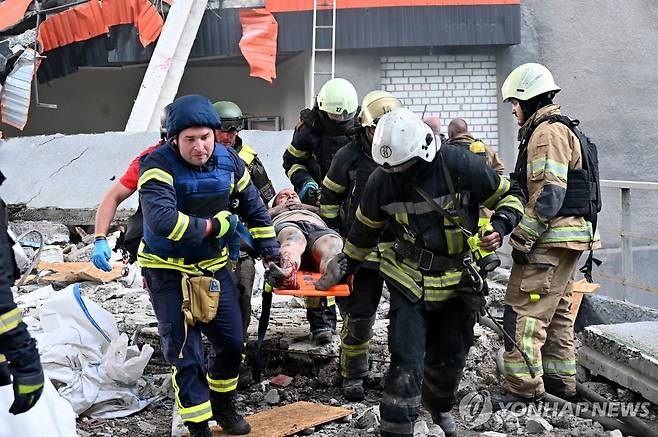 하르키우에서 부상자를 구조해 이송하는 구조대원들 [AFP 연합뉴스]