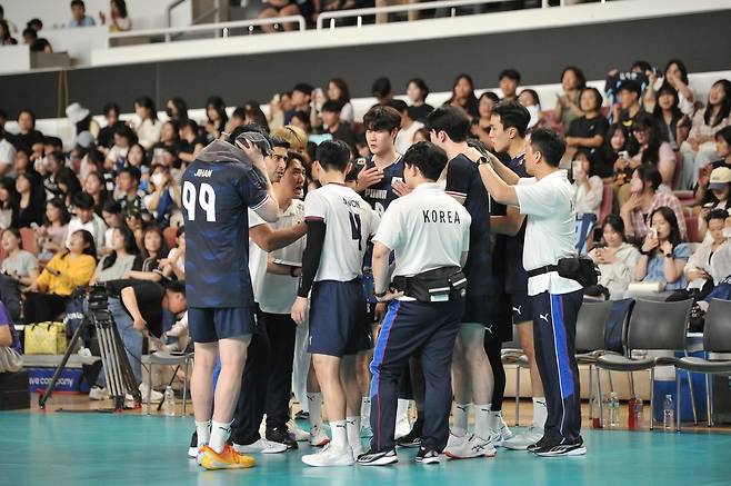 작전 지시하는 라미레스 감독(왼쪽에서 2번째) [대한배구협회 제공. 재판매 및 DB 금지]
