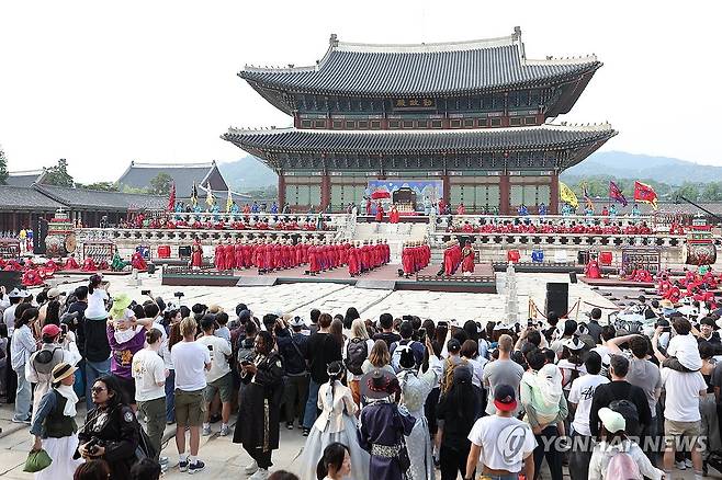 관객 몰린 경복궁 세종조 회례연 (서울=연합뉴스) 김성민 기자 = 7일 서울 종로구 경복궁 근정전에서 열린 제1회 국악의 날 기념 '세종조 회례연'에서 관객들이 공연을 지켜보고 있다. 2025.6.7 ksm7976@yna.co.kr