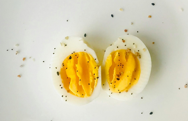 반으로 잘려 있는 반숙 계란