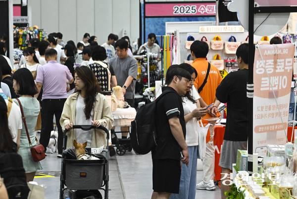 전국적으로 반려동물을 기르는 인구가 크게 늘고 있는 추세인 가운데 관련 산업에 대한 관심도 높아지고 있다. 8일 오후 수원시 영통구 수원컨벤션센터에서 열린 ‘2025 수원 펫＆캣쇼’에서 수많은 관람객들이 반려동물 부스를 둘러보고 있다. 2025.6.8 /이지훈기자 jhlee@kyeongin.com