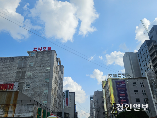 수원의 한 번화가에 숙박업소들이 있다.2025.6.5 /김지원기자 zone@kyeongin.com