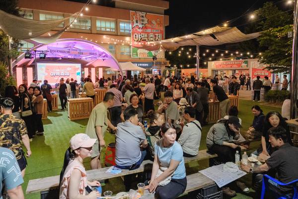 오산 대표 축제인 오색시장의 ‘제12회 야맥축제’를 찾은 시민들이 맥주를 즐기며 초여름밤의 낭만을 즐기고 있다. 시는 지난 5~7일 열린 올해 축제에도 지역화폐인 ‘오색전’으로 결제시 12% 캐시백을 주는 이벤트를 여는 등 지원을 아끼지 않았다. 축제에선 오산 ‘원동맥주’·‘까마귀브루잉’, 군포 ‘아트몬스터’ 등 전국 인기 수제맥주 브루어리 26개소의 300여 종 수제맥주와 153분식, 번개김밥, 칠공주 족발, 빅스타피자 등 지역맛집의 먹거리가 선보이며 방문객들의 발걸음을 이끌었다. 오산/공지영기자 jyg@kyeongin.com, 사진/오산시 제공