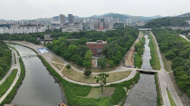 ▲&nbsp;탄천과 동막천 합류 지점에 있는 '성남 두물길' 전경. /사진제공=성남시