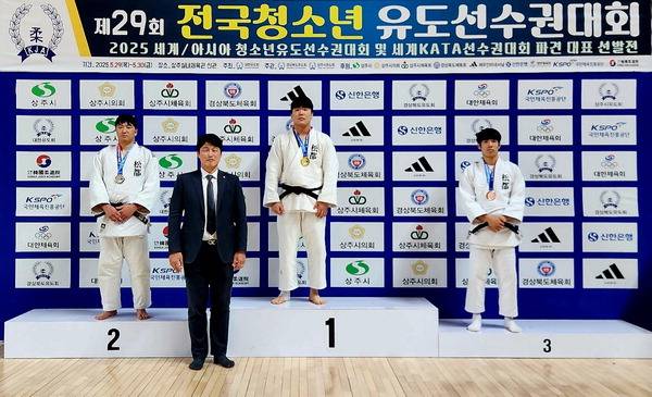 송도고 김경민 선수가 전국청소년 유도선수권대회 -100㎏서 금메달을 차지했다.