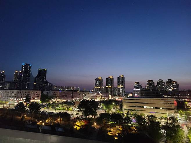 지난 4월 26일 열린 옥상정원 달빛 야경 투어 전경. 사진=중도일보 DB.