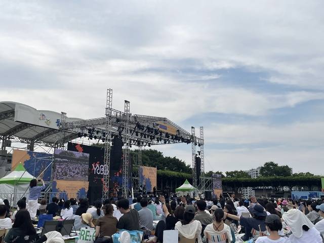 지난 6일 제13회 무주산골영화제가 열린 무주등나무운동장에서 관람객들이 공연을 즐기고 있다. 전현아 기자.