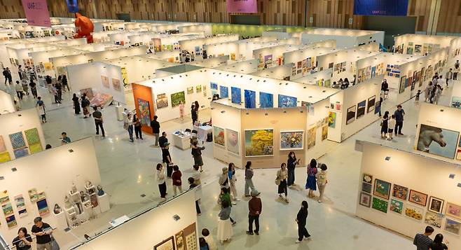 '2025 울산국제아트페어(UiAF)'가 지난 6일부터 8일까지 울산전시컨벤센터(UECO) 성황리에 개최됐다. 이수화 기자