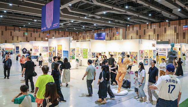 '2025 울산국제아트페어(UiAF)'가 열리고 있는 지난 7일 울산전시컨벤센터(UECO)에서 관람객들이 울산뿐만 아니라 세계 각지에서 온 예술 작품들을 감상하고 있다. 이수화 기자