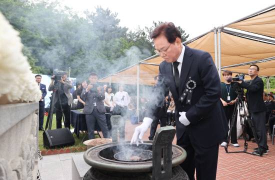 지난 6일 오전 창원 충혼탑에서 열린 '제70회 현충일 추념식'에서 박완수 지사가 헌화 분향하고 있다. 사진=경남도