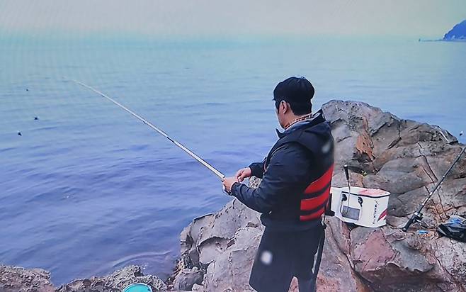 갯바위에서 벵에돔을 잡는 낚시꾼./김두한 기자