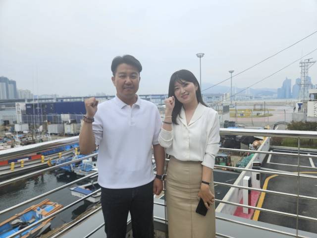 조선통신사 복원선이 출발했던 부산 용호만 부두에 선 부산문화재단 글로벌문화팀 김현승 팀장(왼쪽)과 김효정 과장. 김효정 기자