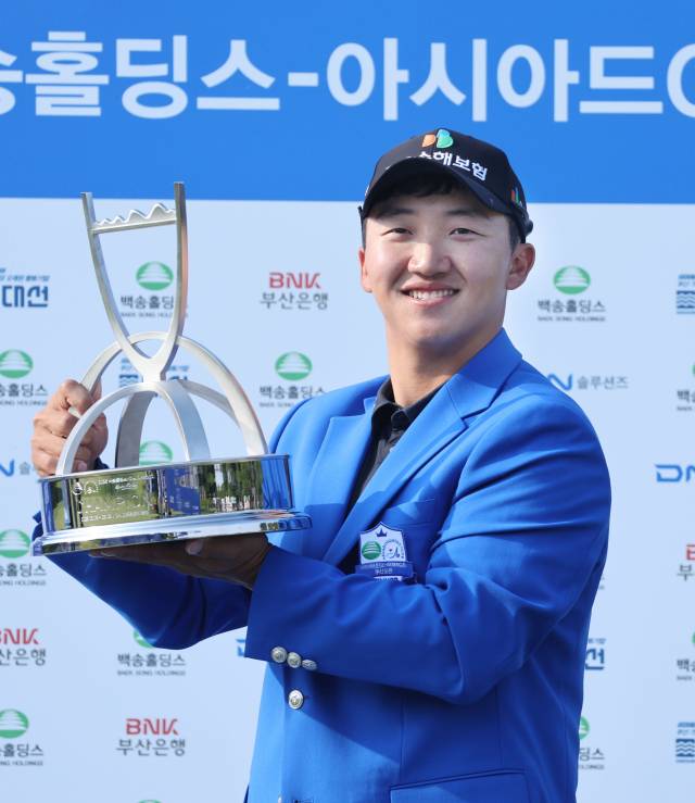 8일 부산 기장군 아시아드C.C에서 열린 KPGA ‘2025 백송홀딩스-아시아드 C.C 부산오픈’에서 김홍택 선수가 우승 트로피를 들어올리고 있다. 정종회 기자 jjh@