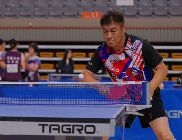 지난 7일 상주 실내체육관(신관)에서 일반부 개인 혼성 B그룹 단체전에 출전한 충북타그로클럽 조근천 선수가 상대방의 서브를 신중하게 리시브하고 있다. 김범진기자