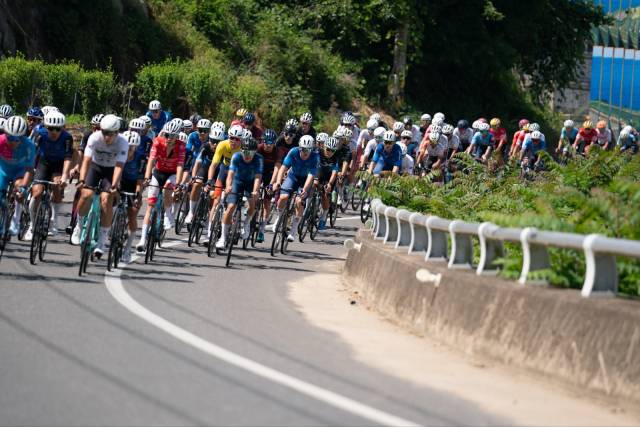 지난 7일 ‘투르 드 경남 2025’ 4일 차 남해 경기에서 선수들이 힘차게 페달을 밟고 있다./경남도/
