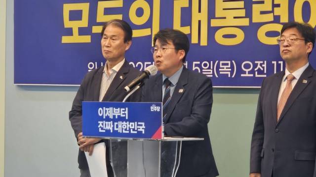 지난 5일 더불어민주당 대구시당에서 열린 기자회견에서 이영수 민주당 경북도당 위원장이 발언하고 있다. 민주당 대구시당 제공