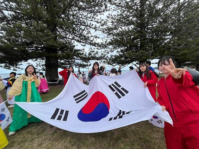 지난해 뉴질랜드 오클랜드에서 글로벌 현장학습을 한 대구제일여자상업고 학생들이 현지 문화 체험을 하고 있다. <대구시교육청 제공>