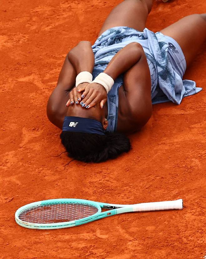 미국의 코코 고프가 프랑스오픈 여자단식 우승을 확정지은 뒤 코트에 드러누운 채 눈물을 흘리고 있다. 사진=AFPBBNews