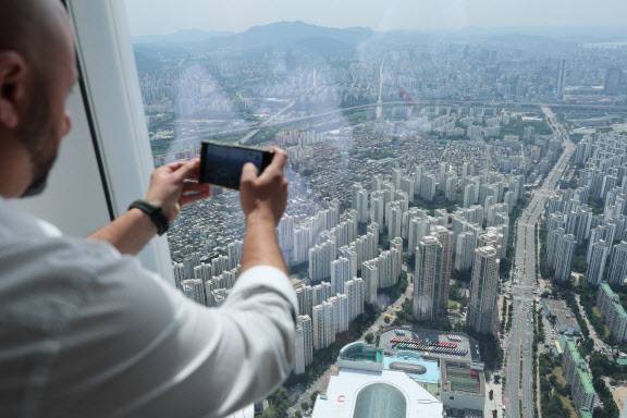 서울 송파구 롯데월드타워에서 바라본 강남·송파구 일대아파트 단지 모습.(사진=연합뉴스)