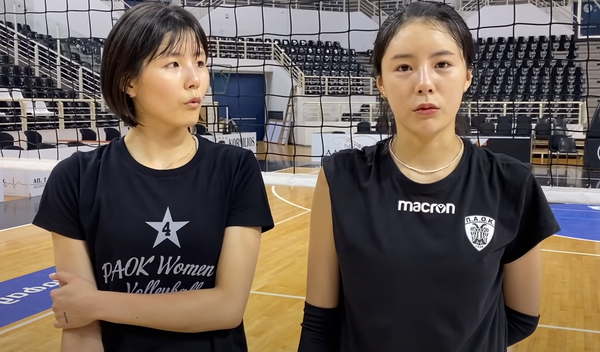 그리스 PAOK 이적 당시 이재영(좌), 이다영 쌍둥이 자매가 인터뷰를 진행하고 있다.