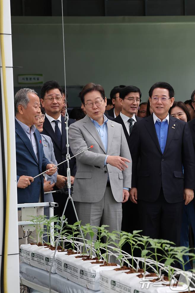이재명 대통령(당시 더불어민주당 대선 경선 후보)가 25일 전남농업기술원에서 농업과학기술진흥 간담회를 갖고 에너지자립형 온실을 둘러보고 있다. 2025.4.25/뉴스1 ⓒ News1 김태성 기자