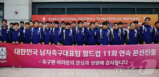 축구국가대표팀 선수들이 6일 이라크와 북중미 월드컵 예선경기를 마치고 인천국제공항 제1터미널을 통해 귀국하며 기념촬영을 하고 있다.  2025.6.6/뉴스1 ⓒ News1 김도우 기자