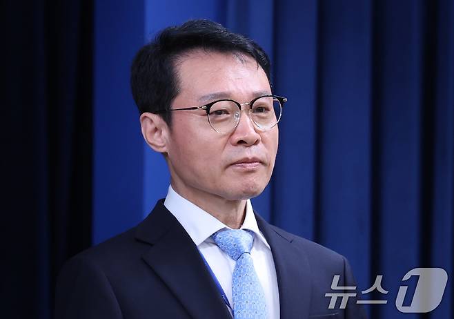 새정부 초대 홍보수석에 임명된 이규연 전 JTBC 대표가 8일 서울 용산구 대통령실 청사에서 열린 수석급 인선 발표 브리핑에 참석하고 있다. 2025.6.8/뉴스1 ⓒ News1 박지혜 기자