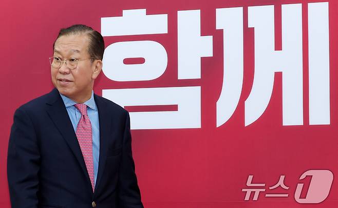 권영세 국민의힘 비상대책위원장이 10일 서울 여의도 국회에서 김문수 대통령 후보 자격 취소·한덕수 예비후보 입당 및 대선후보 등록 과정에 대해 기자회견을 하기 위해 입장하고 있다. 2025.5.10/뉴스1 ⓒ News1 안은나 기자