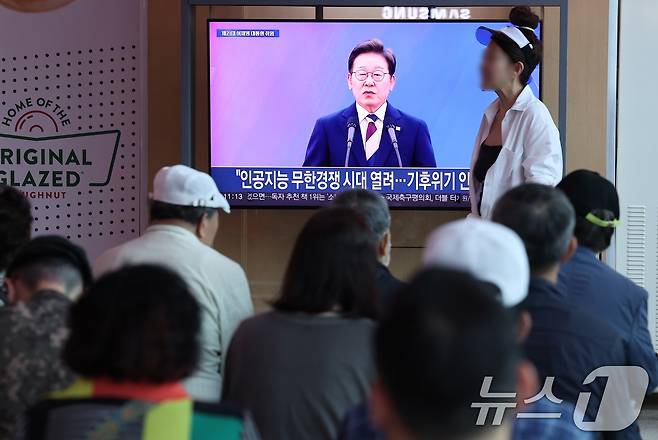 4일 서울 용산구 서울역 대합실에서 시민들이 이재명 대통령의 제21대 대통령 취임 선서를 시청하고 있다. 2025.6.4/뉴스1 ⓒ News1 김성진 기자