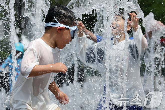 30도 안팎의 낮더위가 이어지고 있는 8일 서울 광화문광장 바닥분수에서 어린이들이 물놀이를 하며 더위를 식히고 있다. 2025.6.8/뉴스1 ⓒ News1 이동해 기자