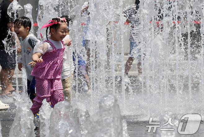 30도 안팎의 낮더위가 이어지고 있는 8일 서울 광화문광장 바닥분수에서 어린이들이 물놀이를 하며 더위를 식히고 있다. 2025.6.8/뉴스1 ⓒ News1 이동해 기자