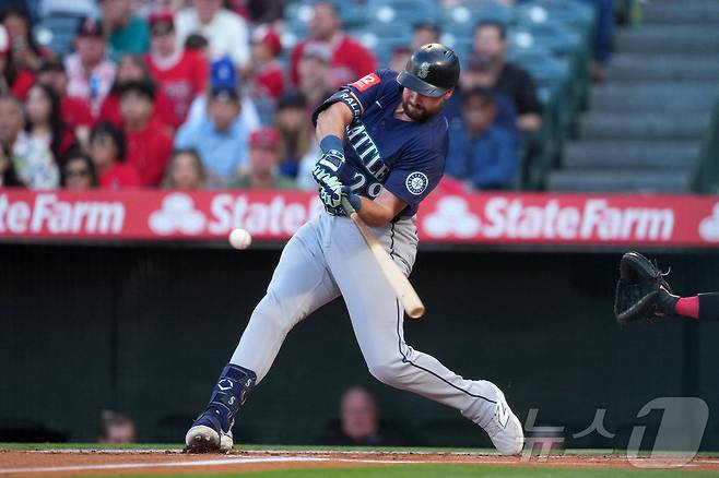 시애틀 매리너스의 칼 롤리는 8일(한국시간) 열린 2025 메이저리그 LA 에인절스와 원정 경기에서 시즌 25·26호 홈런을 터뜨렸다. ⓒ 로이터=뉴스1