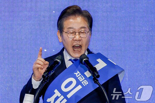 이재명 더불어민주당 대선 경선 후보가 20일 오후 경남 울산전시컨벤션센터에서 열린 영남권 합동연설회에 참석해 정견발표를 하고 있다. 2025.4.20/뉴스1 ⓒ News1 안은나 기자