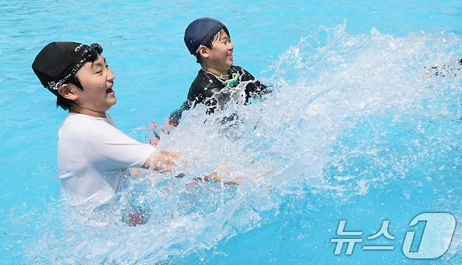 낮 최고기온이 30도를 넘으며 무더운 날씨를 보인 8일 오후 대전 대덕구 로하스산호빛공원 야외수영장에서 시민들이 더위를 식히고 있다. 2025.6.8/뉴스1 ⓒ News1 김기태 기자