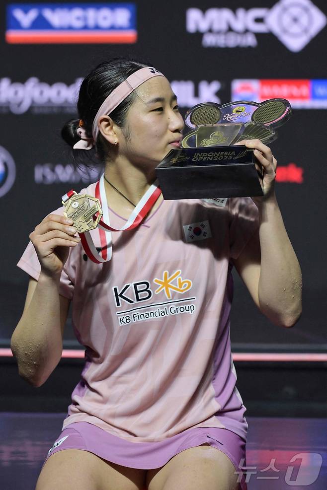 '셔틀콕 여제' 안세영(세계랭킹 1위)이 8일(현지시간) 인도네시아 자카르타 이스토라 스타디움에서 열린 세계배드민턴연맹(BWF) 월드투어 슈퍼 1000 인도네시아오픈 여자 단식 결승에서 중국의 왕즈이(세계랭킹 2위)를 상대로 2대1(13-21 21-19 21-15)로 우승한 후 트로피 키스를 하고 있다. 2025.6.8 ⓒ AFP=뉴스1 ⓒ News1 김성진 기자