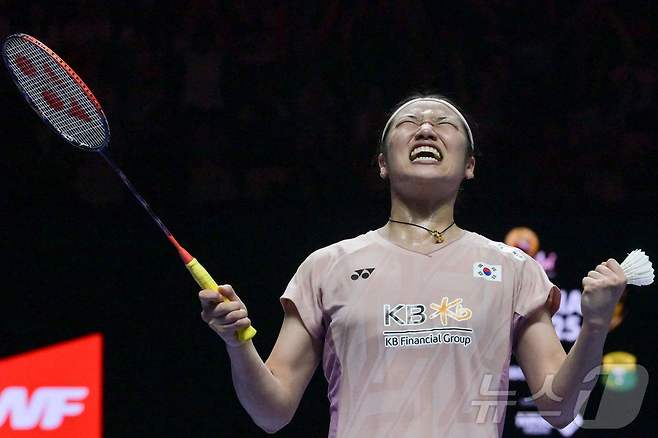 '셔틀콕 여제' 안세영(세계랭킹 1위)이 8일(현지시간) 인도네시아 자카르타에서 열린 세계배드민턴연맹(BWF) 월드투어 슈퍼 1000 인도네시아오픈 여자 단식 결승에서 중국의 왕즈이(세계랭킹 2위)를 상대로 2대1(13-21 21-19 21-15)로 우승한 후 포효하고 있다. 2025.6.8 ⓒ AFP=뉴스1 ⓒ News1 김성진 기자