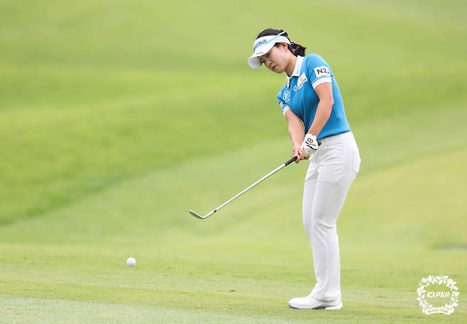 박민지가 8일 성문안CC에서 열린 KLPGA투어 셀트리온 퀸즈 마스터즈 최종라운드에서 칩샷하고 있다. 사진 | KLPGA