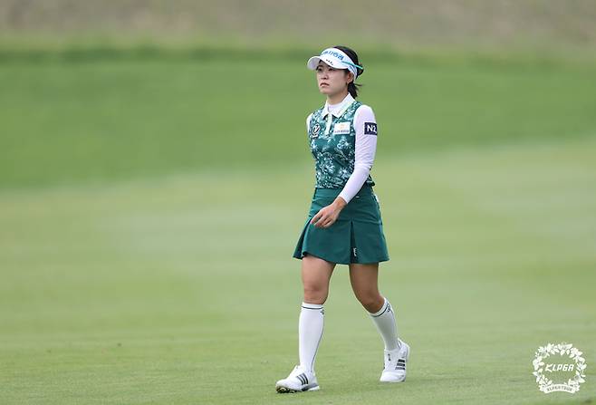 박민지가 8일 성문안CC에서 열린 KLPGA투어 셀트리온 퀸즈 마스터즈 2라운드에서 당당하게 걸어가고 있다. 사진 | KLPGA