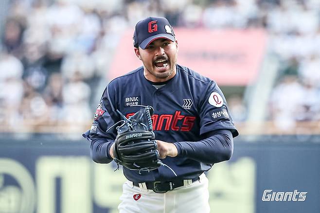 롯데 선발 감보아가 8일 잠실구장에서 열린 2025 KBO리그 두산전에서 위기를 넘긴 후 포효하고 있다. 사진 | 롯데 자이언츠