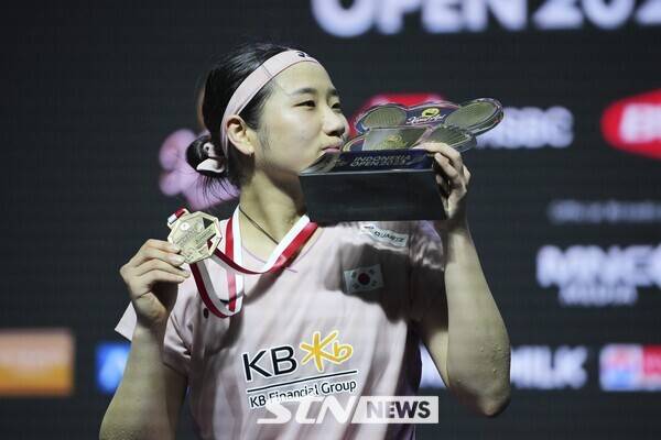 안세영(1위)이 8일(현지시간) 인도네시아 자카르타 이스토라 스타디움에서 열린 세계배드민턴연맹(BWF) 월드투어 슈퍼 1000 인도네시아 오픈 여자 단식 우승을 차지한 뒤 시상대에 올라 트로피를 들고 포즈를 취하고 있다. 안세영은 결승에서 왕즈이(2위·중국)를 2-1(13-21 21-19 21-15)로 물리치고 4년 만에 정상을 탈환했다. 사진┃뉴시스/AP