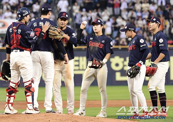7일 잠실구장에서 열린 두산과 롯데의 경기. 롯데가 두산에 승리했다. 경기 종료 후 승리의 기쁨을 나누고 있는 롯데 선수들. 잠실=송정헌 기자songs@sportschosun.com/2025.06.07/