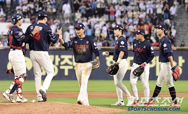 7일 잠실구장에서 열린 두산과 롯데의 경기. 롯데가 두산에 승리했다. 경기 종료 후 승리의 기쁨을 나누고 있는 롯데 선수들. 잠실=송정헌 기자songs@sportschosun.com/2025.06.07/