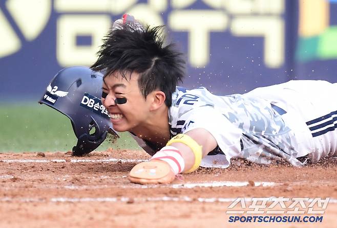 힘찬 슬라이딩으로 득점에 성공하는 김민석.