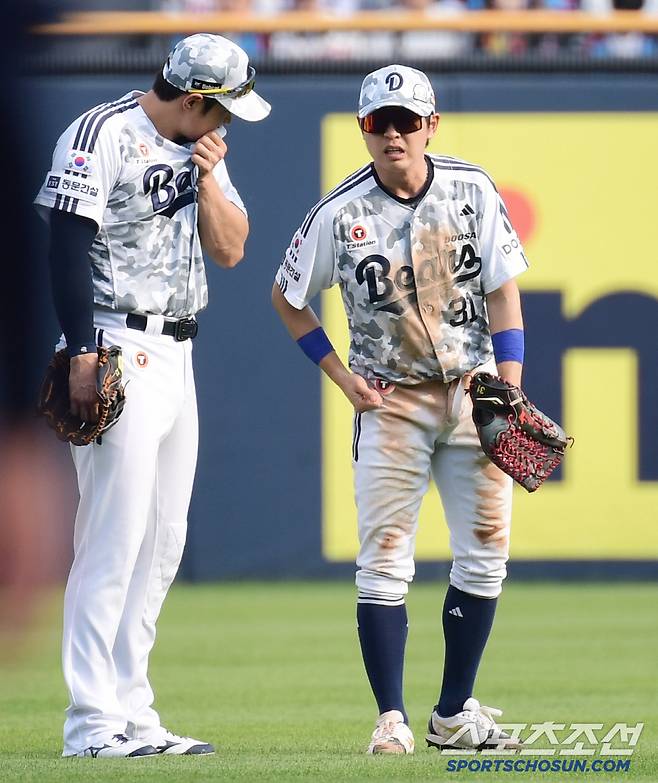 2회 수비 도중 몸 불편함 호소하는 정수빈.