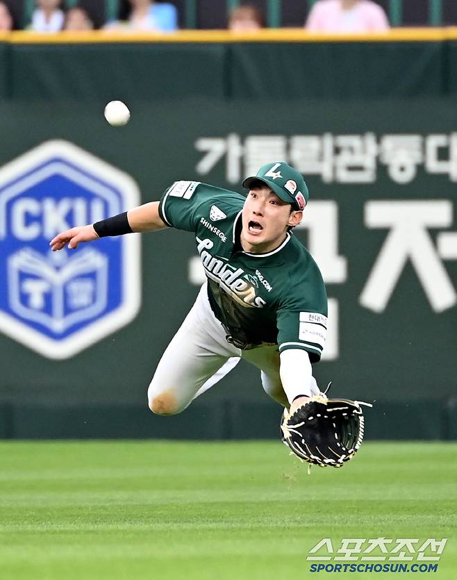 23일 인천SSG랜더스필드에서 열린 LG와 SSG의 경기, 2회초 무사 1루 SSG 중견수 최지훈이 LG 구본혁의 안타성 타구를 몸을 날려 잡아내고 있다. 인천=허상욱 기자wook@sportschosun.com/2025.05.23/