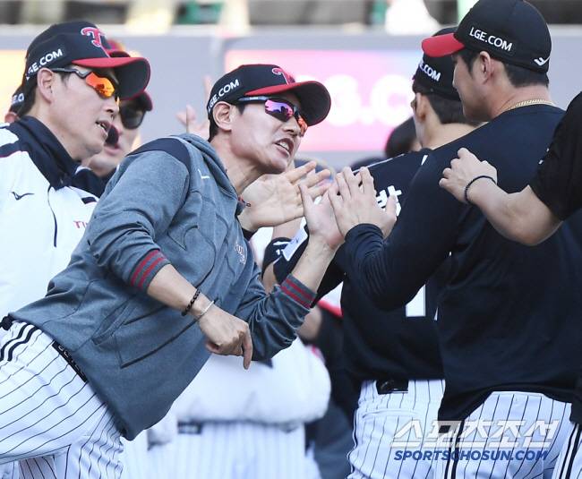 25일 인천 SSG랜더스필드에서 열린 LG-SSG전. LG가 9대3으로 승리했다. 염경엽 감독이 선수들과 하이파이브하고 있다. 인천=정재근 기자 cjg@sportschosun.com/2025.5.25/
