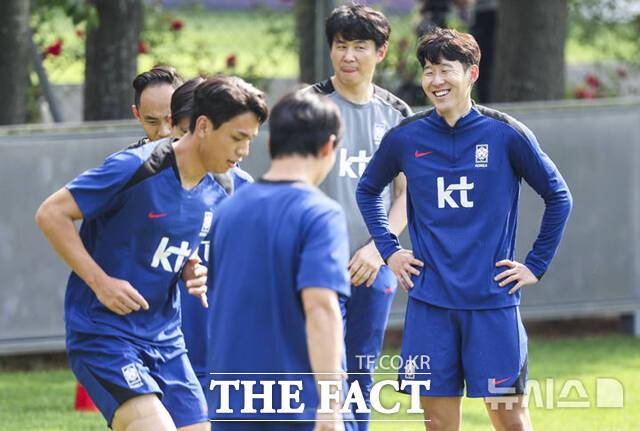 한국 축구 국가대표팀 주장 손흥민(오른쪽)이 9일 파주NFC 소집 훈련에서 선수들과 함께 훈련하며 밝게 웃고 있다./파주=뉴시스