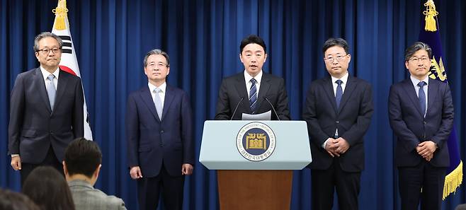 왼쪽부터 문진영 사회수석, 김용범 정책실장, 강 비서실장, 하준경 경제성장수석, 류덕현 수석급 재정기획보좌관