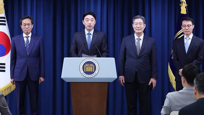 강훈식 대통령 비서실장이 8일 서울 용산구 대통령실 청사에서 수석급 인선 발표를 하고 있다. 우상호 정무수석, 강훈식 대통령 비서실장, 오광수 민정수석, 이규연 홍보수석(왼쪽부터)./뉴스1