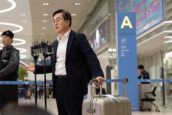 지난 1월 김동연 경기도지사가 인천국제공항에서 다보스포럼 출장 관련 기자회견을 하는 모습./경기도